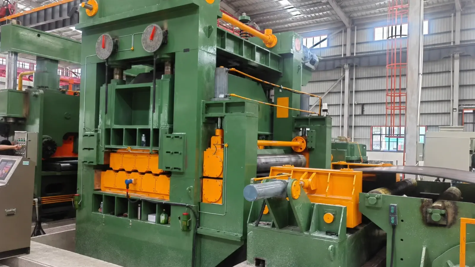 Mesin perata pelat kekuatan tinggi dan stasiun stop shear untuk pelat hot rolled 30 mm
