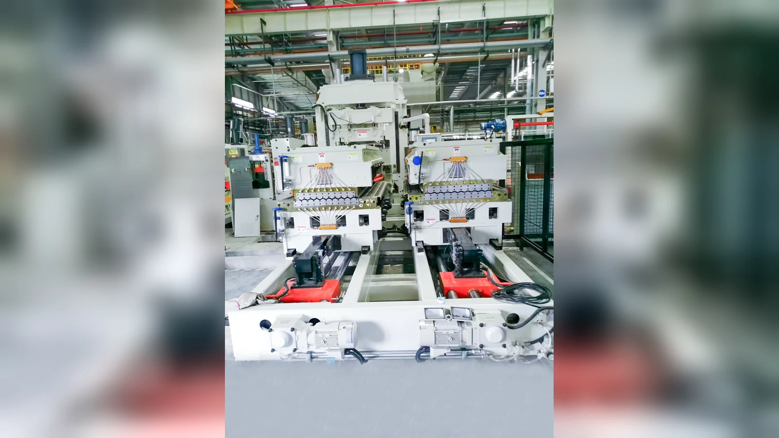 Unit pengganti roll tipe laci yang diposisikan pada rel pemandu.
