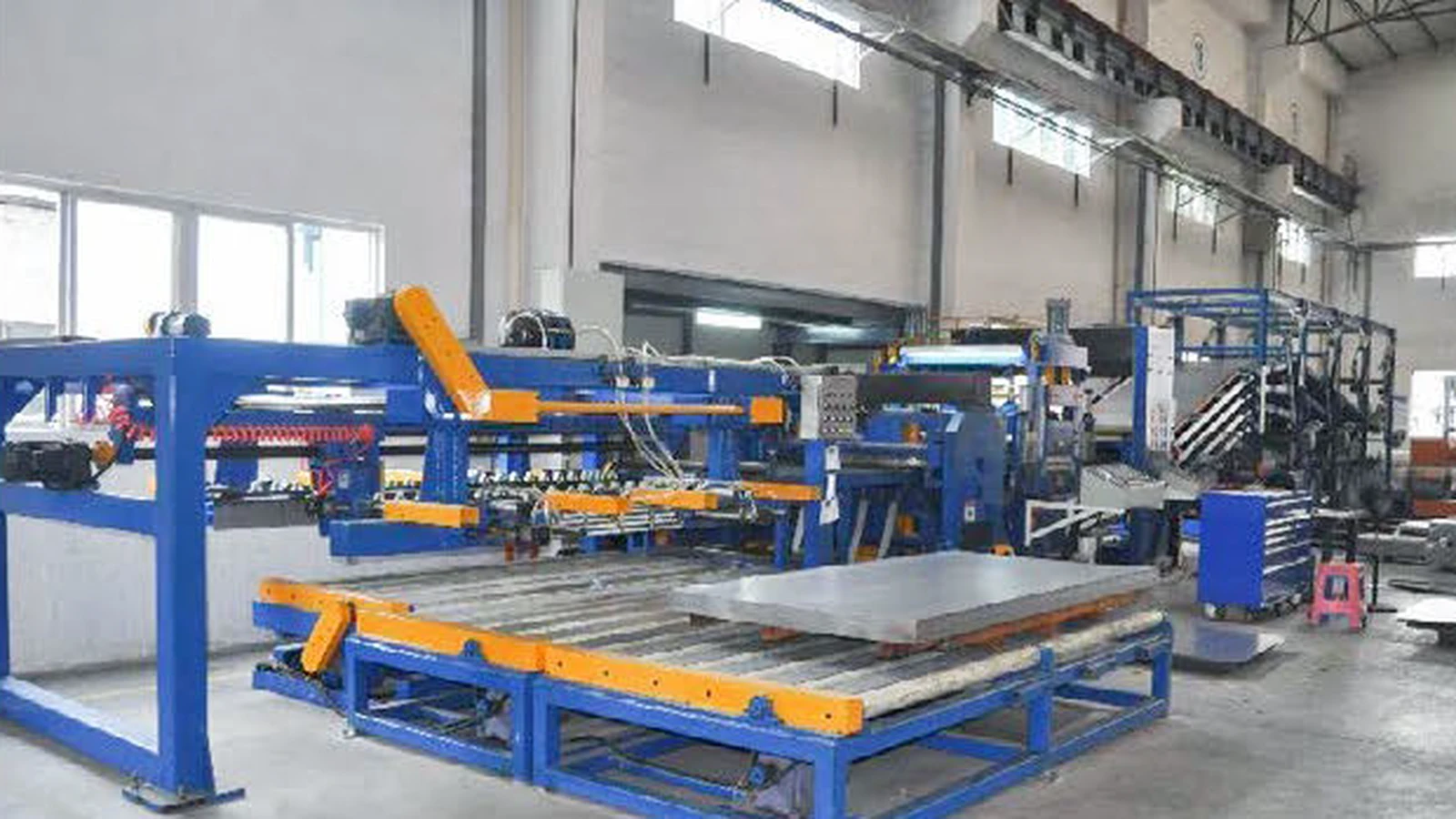 Peralatan material handling untuk integrasi ke lini produksi coil baja