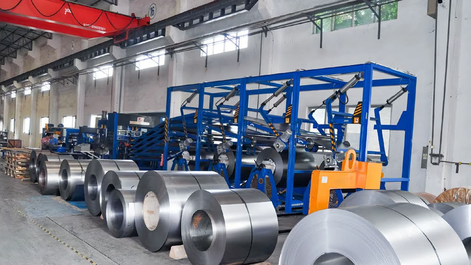 Sistem penyimpanan coil baja dengan peralatan handling